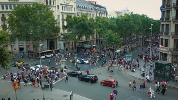 Толпа анонимных людей, идущих по улице Rambla в Барселоне — стоковое видео