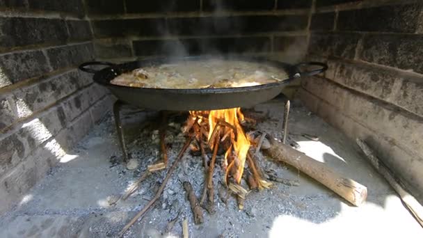 Paella espanhola típica e tradicional, cozinhar com fogo natural — Vídeo de Stock