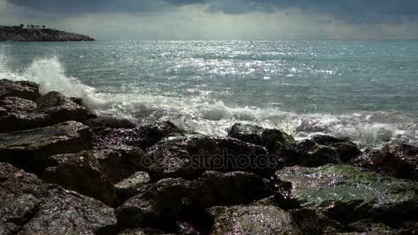 Meereswellen brechen auf den Felsen. — Stockvideo