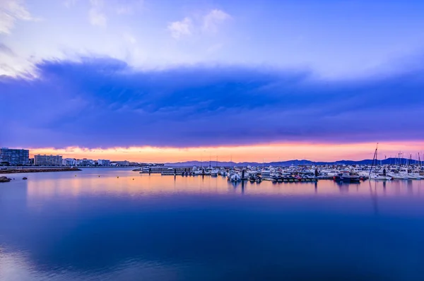 Západ slunce v tichém přístavu lescala, Costa Brava. — Stock fotografie