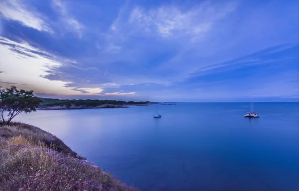 Blue sunset in Rosas bay, Costa Brava, Spain. — Stock Photo, Image