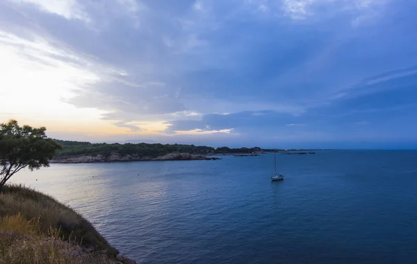 Blue sunset in Rosas bay, Costa Brava, Spain. — Stock Photo, Image