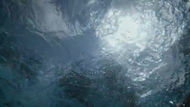 Adam ayak sualtı yüzey altında yüzmek