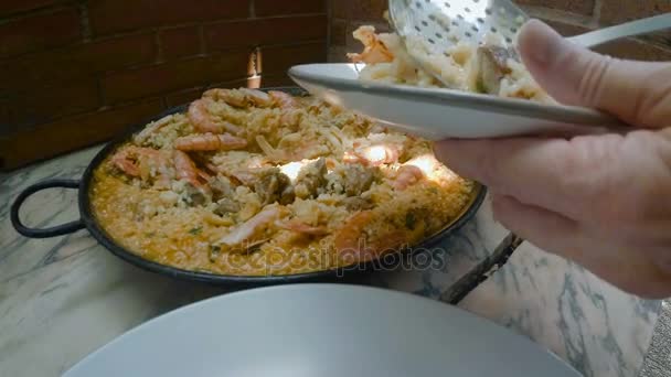 Paella típica y tradicional española servida en un plato — Vídeos de Stock