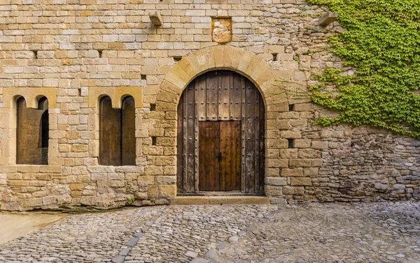 Antike hölzerne Tür eines Schlosses in Peratallada, Spanien — Stockfoto