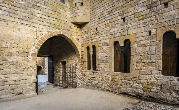 Arco in pietra e ingresso di un castello a Peratallada, Spagna — Foto Stock