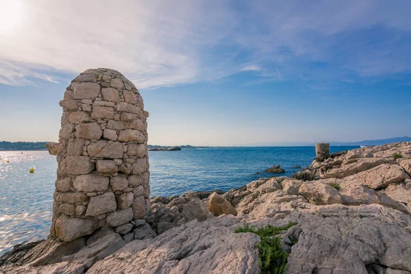 오래 된 돌 게시물 lescala, 코스타 brava, 스페인에 계 류. — 스톡 사진