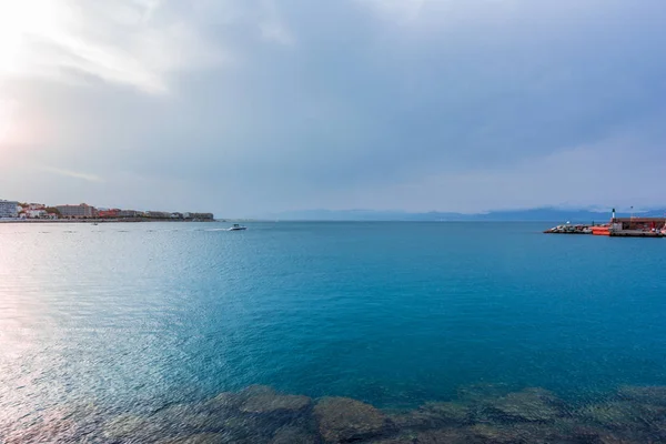 Solnedgång i lugna hamn i lescala, Costa Brava. — Stockfoto