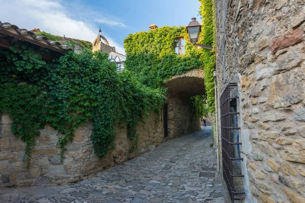 Wąskiej uliczce starego średniowiecznego miasta, Peratallada, Hiszpania — Zdjęcie stockowe