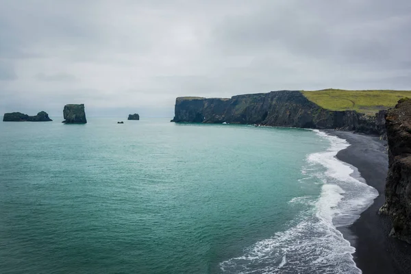 Stürmisches Wetter am Strand von Kirkjufjara. Südküste von Island, Europa. — Stockfoto