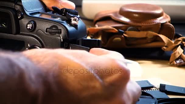 Tirando a câmera DSLR da mesa — Vídeo de Stock