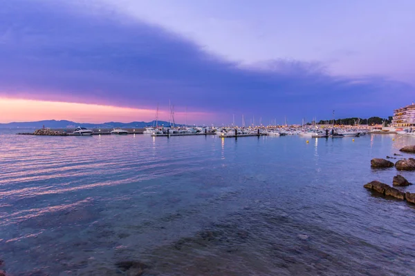 Sunset in quiet port of lEscala, Costa Brava. — Stock Photo, Image