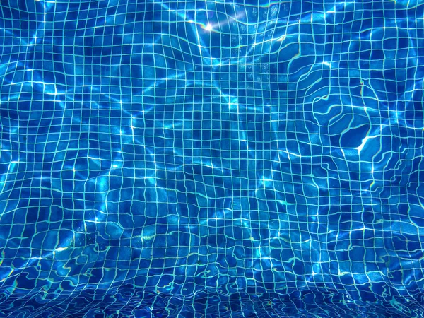 Streszczenie tło, fala woda i linie niebieskie płytki w basenie z odbicia lśniące światło słoneczne — Zdjęcie stockowe