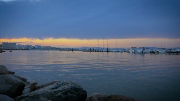 Sonnenuntergang im ruhigen Hafen von lescala, costa brava. — Stockvideo