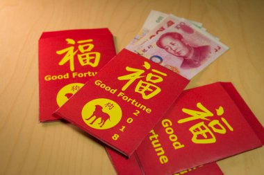 Kırmızı zarf veya hong bao sırasında Çin yeni yılı 2018 veya köpek yıl para vermek için kullanılır