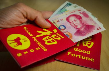 Kırmızı zarf veya hong bao sırasında Çin yeni yılı 2018 veya köpek yıl para vermek için kullanılır