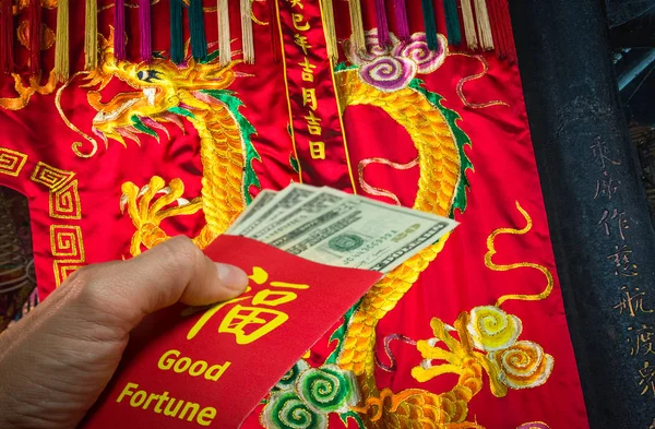 Chinese draak en rode envelop of hong bao tijdens het Chinese Nieuwjaar in China en Taiwan — Stockfoto