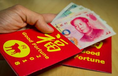 Kırmızı zarf veya hong bao sırasında Çin yeni yılı 2018 veya köpek yıl veren el mans