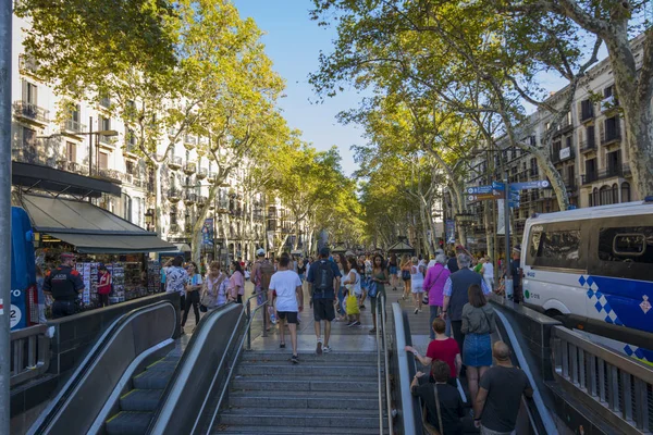 Barcelona, Espanha. 05 de setembro de 2017: Multidão de pessoas anônimas andando na Rambla de Barcelona — Fotografia de Stock