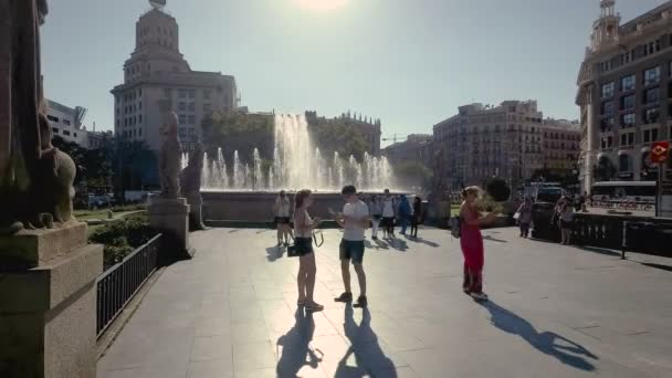 Barcelona, Španělsko - září 2017. Turisté fotí vedle fontány v Placa de Catalunya. — Stock video