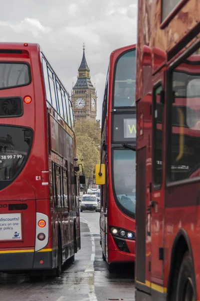 Big Ben między 3 czerwone Autobusy Londyn — Zdjęcie stockowe