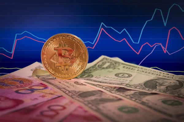 Ekonomiska tillväxten koncept med gyllene bitcoin ovanför dollar och yuan räkningar och diagrammets bakgrund. — Stockfoto