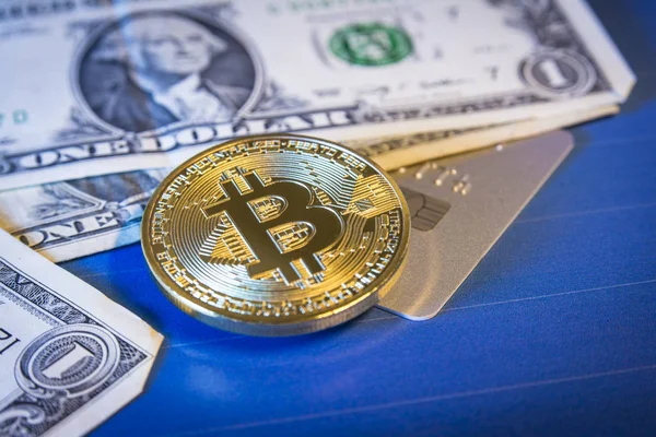 Finansiella begrepp med gyllene bitcoin ovan dollarn och kreditkort — Stockfoto