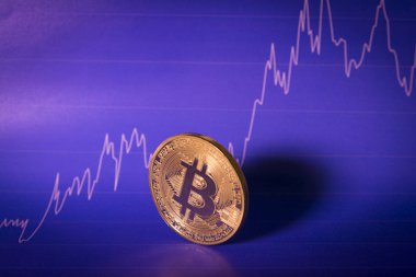 Finansal büyüme kavramı ile grafik zemin üzerine altın Bitcoins.