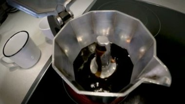 Moka pot bira. Moka pot yakın çekim içinde kaynar İtalyan espresso kahve