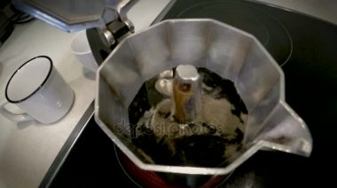 Süper ağır çekim moka pot bira. Moka pot yakın çekim içinde kaynar İtalyan espresso kahve