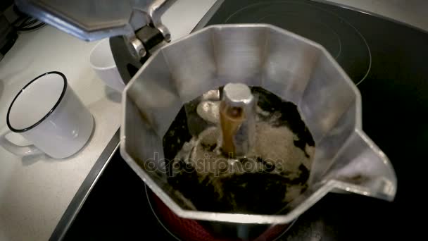 Super cámara lenta de cerveza de moka pot. Café espresso italiano hirviendo en una olla moka de cerca — Vídeos de Stock