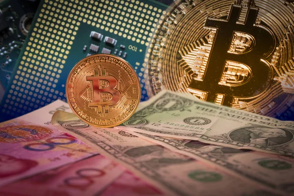 Ekonomiska tillväxten koncept med gyllene bitcoin ovan dollar och yuan räkningar — Stockfoto
