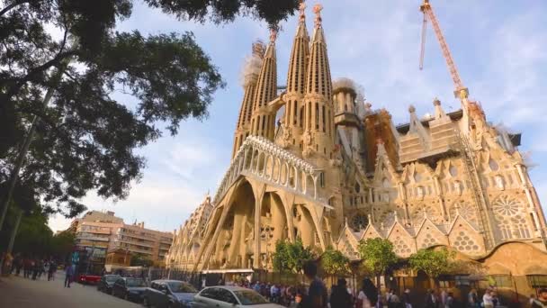 Барселона, Испания. Сентябрь 2017: Вид на католическую церковь Sagrada Familia — стоковое видео