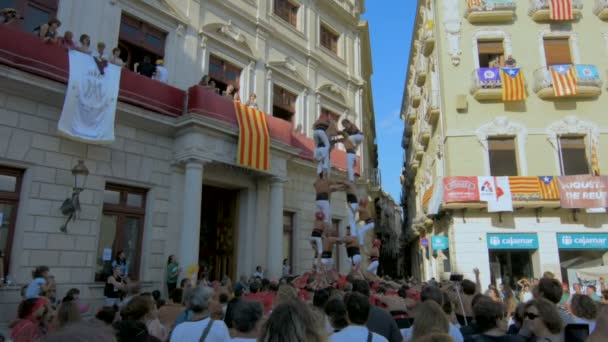 Castells Performance, um castelo é uma torre humana construída tradicionalmente em festivais dentro da Catalunha — Vídeo de Stock