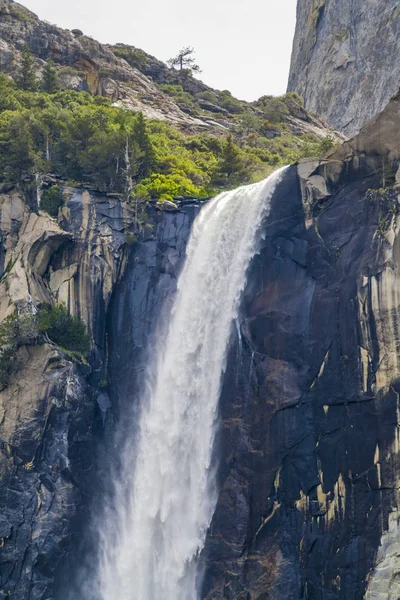 Vista da Queda de Bridalveil no Parque Nacional de Yosemite — Fotografia de Stock