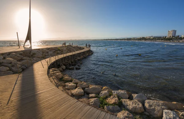 Pasarela de madera sobre el mar Mediterráneo en Salou, España — Foto de Stock