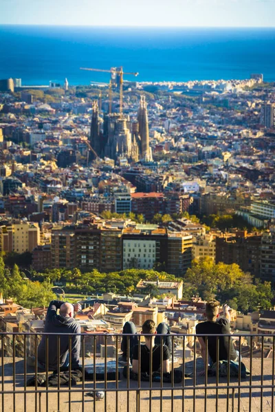 People enjoying the view of Barcelona from the Bunker Carmel viewpoint — Stock Photo, Image