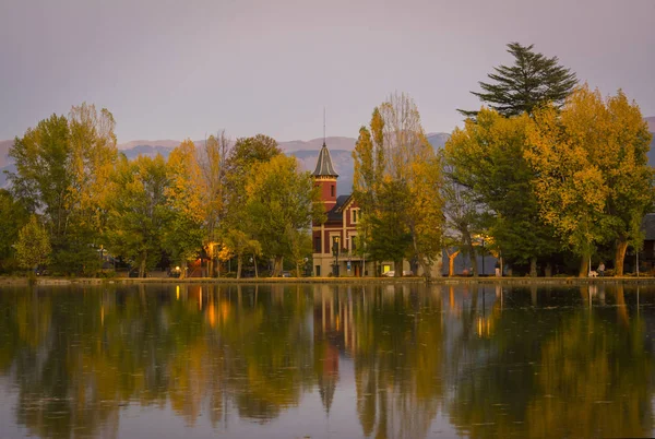 Sonbahar renkleri ve Puigcerdas Göl suyu yansıması