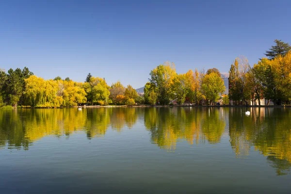 Sonbahar renkleri ve Puigcerdas Göl suyu yansıması
