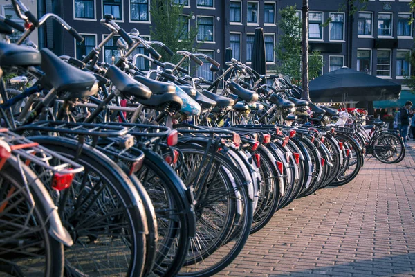 Bicicletas estacionadas en el centro de Amsterdam, Países Bajos — Foto de Stock