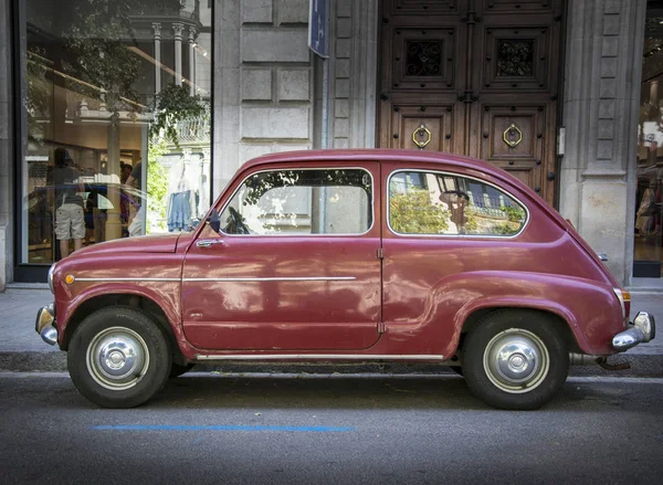 Velho Fiat 600 carro da cidade em Barcelona, Espanha — Fotografia de Stock