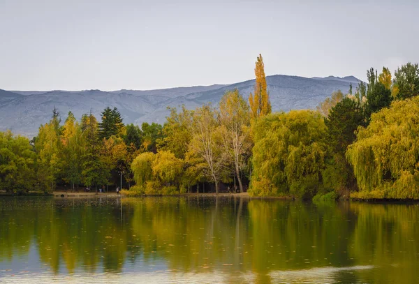 Sonbahar renkleri ve Puigcerda'nın Göl suyu yansıması — Stok fotoğraf