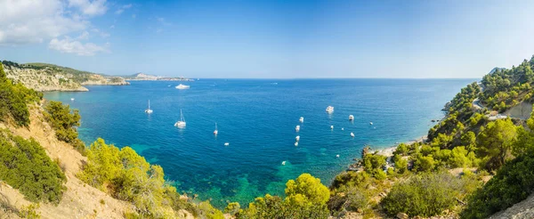 Panorama mediterrânico em Ibiza, Ilhas Baleares . — Fotografia de Stock