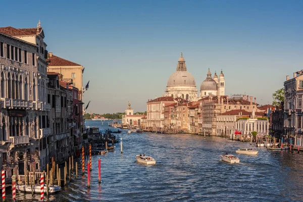 Il Canal Grande a Venezia con la Basilica di Santa Maria Della Salute — Foto Stock