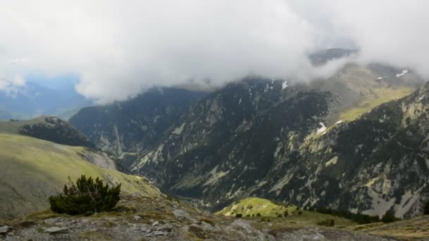 Magas hegyek, Vall de Nuria, a spanyol Pireneusokban, hegyi-völgy — Stock videók