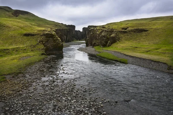 Fjarrgljfur schlucht im südisland — Stockfoto