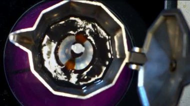 Moka pot bira. Moka pot yakın çekim en iyi görünüm içinde kaynar İtalyan espresso kahve