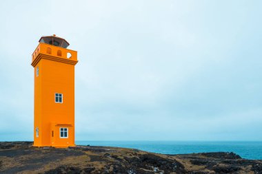 Yeşil ve turuncu ruh İzlanda'daki Saxholsbjarg deniz feneri