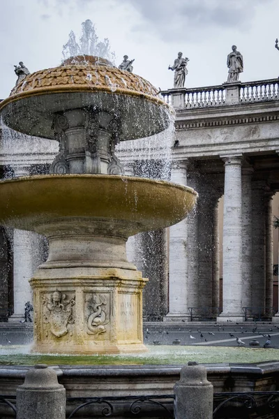 Fontaine sur la place Saint-Pierre avec la colonnade Berninis en arrière-plan — Photo