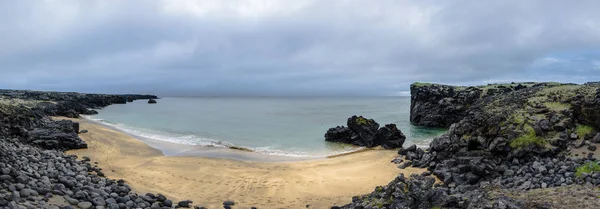 Pasir dan pantai basal Skardsvik di Semenanjung Snaefellsnes di Islandia . — Stok Foto